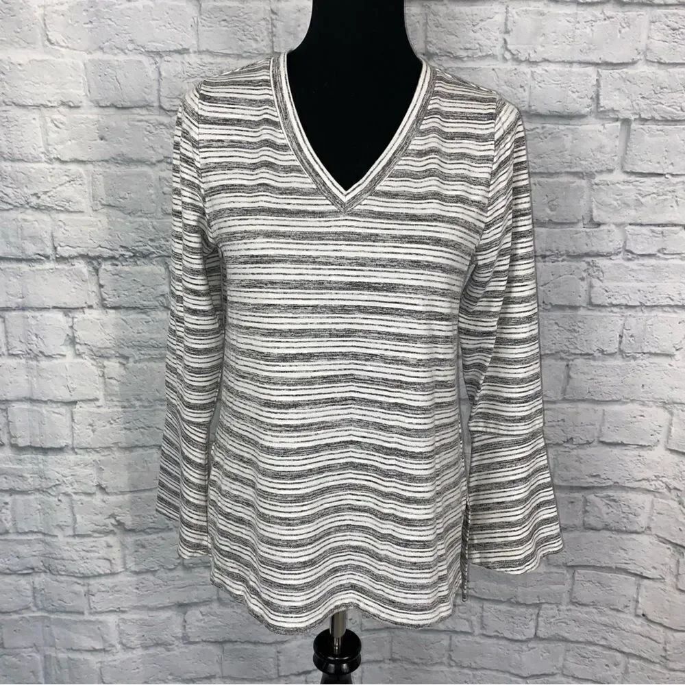Gibson & Latimer vneck stripe top w/side slits & flare sleeve grey & white sz S